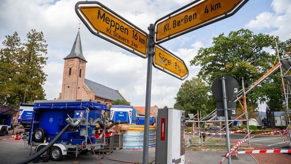 Einsatzkräfte des Technischen Hilfswerks unterstützen in Groß Stavern die Feuerwehr beim Löschen des Moorbrandes, indem sie Wasser an die Einsatzstelle pumpen. © picture alliance | dpa Foto: Mohssen Assanimoghaddam