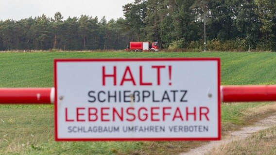 Ein Schild der Bundeswehr verbietet das Betreten eines Übungsplatzes im Emsland. © picture alliance | dpa Foto: Mohssen Assanimoghaddam