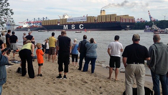 Das Containerschiff "MSC Zoe" in Hamburg. © NDR Foto: Claudia Wohlsperger
