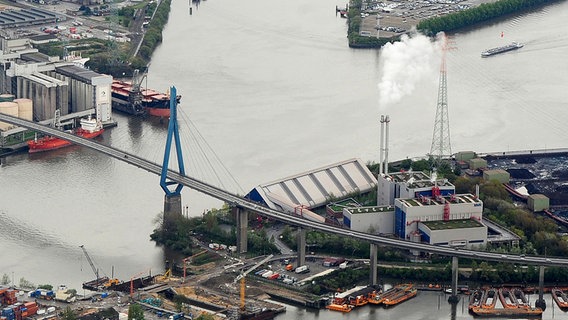 Luftaufnahme der Köhlbrandbrücke in Hamburg mit der Müllverbrennungsanlage Rugenberger Damm © picture alliance / BREUEL-BILD 