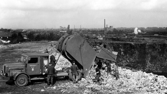 Ein Lastwagen der Hamburger Müllabfuhr wird in den 50er-Jahren auf einer Mülldeponie geleert. © picture-alliance / akg-images Foto: akg-images
