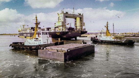 Ein Schlepper belädt den Lash-Carrier "München". © Hapag-Lloyd AG, Hamburg 