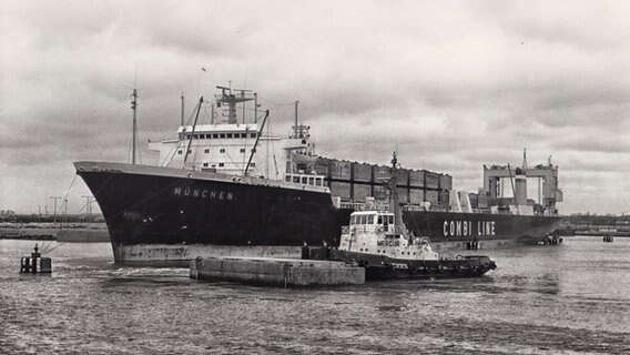 Der Lash-Carrier "München" mit einem Schlepper, der einen Leichter bringt. © Hapag-Lloyd AG, Hamburg 