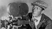 Der Stummfilm-Regisseur Friedrich Wilhelm Murnau (1888 - 1931) mit einer Filmkamera, Aufnahme von 1921. © picture alliance/United Archives | 90061 