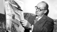 Der russisch-amerikanische Schriftsteller Vladimir Nabokov (1899 - 1977) mit einer Zeitung in der Hand. © picture alliance/United Archives | 91050/United_Archives/TopFoto 