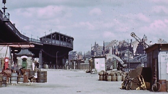 Screenshot aus den Farbfilm-Aufnahmen im Juni 1945 in Hamburg. © Konstantin von zur Mühlen 