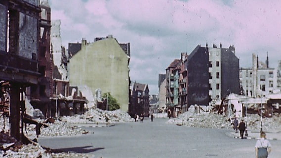 Screenshot aus den Farbfilm-Aufnahmen im Juni 1945 in Hamburg. © Konstantin von zur Mühlen 