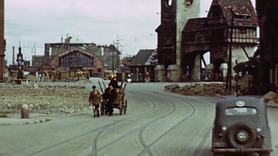 Screenshot aus den Farbfilm-Aufnahmen im Juni 1945 in Hamburg. © Konstantin von zur Mühlen 