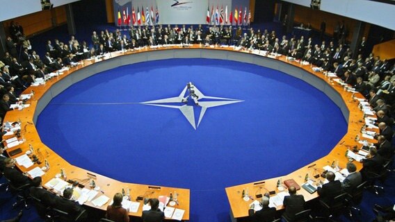 Blick auf die Eröffnungssitzung des NATO-Gipfeltreffens im Prager Kongresszentrum am 21. November 2002. © picture-alliance / dpa | epa CTK Peska 