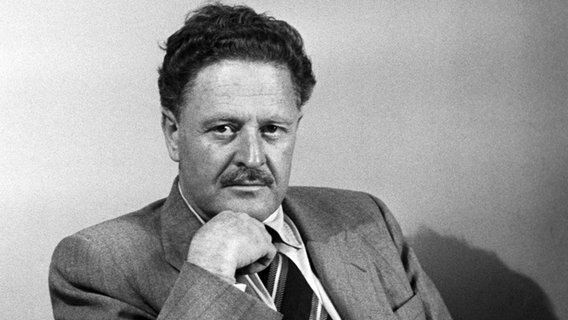 Der türkische Schriftsteller Nazim Hikmet bei einem Aufenthalt in Moskau im Jahr 1954 © picture alliance / Alexander Less/TASS Foto: Alexander Less