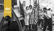 Bürger feiern vor dem Bundesgebäude in Juneau feiern die Staatsgründung Alaskas, 1958. © IMAGO/GRANGER Historical Picture Archive 