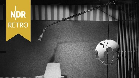 NDR Retro: Ein Studio mit einem Mikrofon über einem Stuhl und Tisch und einer Weltkugel an einer Stange © NDR 