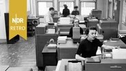 Büroangestellte der Erie Railroad geben Daten mithilfe von IBM-Tabelliermaschinen und Lochkarten ein, Cleveland, 1958. © IMAGO / UIG 
