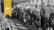 Bergarbeiter vor der Einfahrt eines
Bergwerks in Nordrhein-Westfalen, 1950er © IMAGO / United Archives 