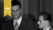 Der US-amerikanische Erweckungsprediger Billy Graham mit seinem Übersetzer, Juni 1954. © NDR Archiv Screenshot 