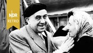 Ernst Reuter, Oberbürgermeister Berlins wird nach einem Besuch in den USA am Flughafen wird er von seiner Frau begrüßt, 30.03.1952. © IMAGO/ZUMA/Keystone 