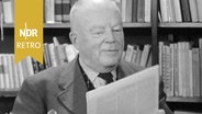 Verleger Ernst Rowohlt spricht über den zehnten Geburtstag der Rowohltschen Erfindung vom Taschenbuch, Juli 1960. © NDR Archiv Screenshot 