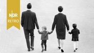 Familie, Hand in Hand, Deutschland in den 1960ern. © IMAGO / Werner Otto Foto: Werner Otto