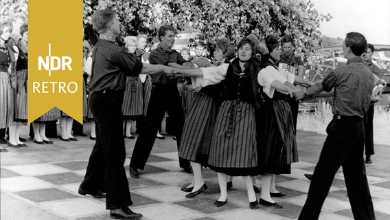 Volkstanzgruppe Finkwarder Speeldeel auf einem Trachtenfest in Finkenwerder © IMAGO / United Archives 