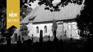 Kirche mit Friedhof in Undeloh in der Lüneburger Heide, 1957 © IMAGO / United Archives Foto: Erich Andres