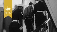 Hamburg-St. Pauli, zwei Polizosten bringen einen jungen Mann auf das Revier, 1960. © NDR Archiv Screenshot 