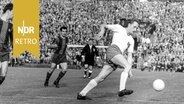 Europapokal der Landesmeister, Halbfinal-Rückspiel im Volksparkstadion, 26.04.1961. Hamburger SV - FC Barcelon 2:1). Peter Wulf (HSV) am Ball. © IMAGO / Horstmüller 