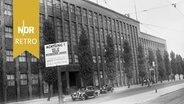 Warnschilder vor dem Haus des (kommunistisch kontrollierten) Rundfunks in der Massurenallee, Berlin, 1956. © IMAGO/Kindermann/United Archives 