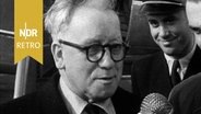 Herbert Morrison in einem Interview am Hamburg Flughafen (Bild: 1955). © NDr Archiv Screenshot 
