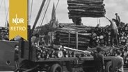 Im Hafen von Flensburg wird Holz von einem Frachter abgeladen, ca. 1960. © IMAGO / Gerhard Leber Foto: Gerhard Leber