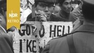 Japaner protestiert mit Schild "Ike go to hell" gegen den Besuch von US-Präsident Dwight D. Eisenhower, Juni 1960. © NDR Archiv Screenshot 