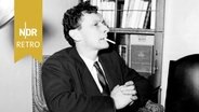 Der französische Schauspieler und Regisseur Jean-Louis Barrault raucht eine Zigarette (Foto: 1950er Jahre). © IMAGO IMAGES / Photo12 