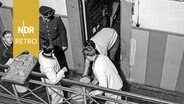 Jugendliche Gefangene bei der Essensausgabe, JVA Herford 1950 © IMAGO / United Archives Foto: Erich Andres