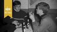 Zwei Junge Männer trinken Wein in einer Bar in Paris, 1965 © IMAGO / United Archives Foto: Erich Andres