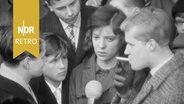 Reporter Rolf Seelmann-Eggebert interviewt Jugendliche in Hamburg, 1961. © NDR Archiv Screenshot 