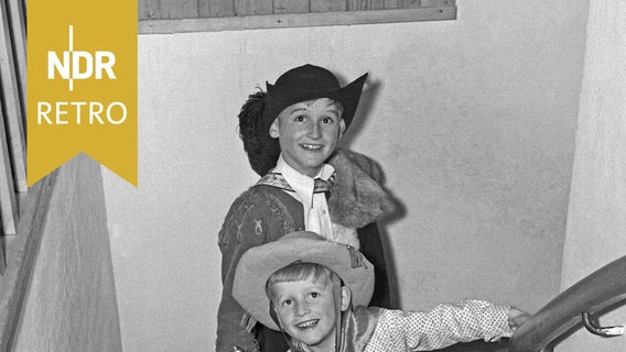 Zwei Jungen an Fasching im Cowboykostüm © IMAGO / United Archives 