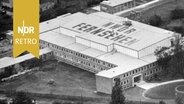 Das Fernsehhaus des NWDR in Hamburg-Lokstedt wurde im Sommer 1953 in Betrieb genommen. Logo auf dem Dach. © NDR/NWDR NDR Presse und Information 
