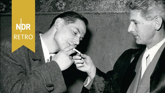 Der Bilderfälscher Lothar Malskat bekommt von seinem Anwalt Dr. Fin Rong eine Zigarette angezündet, 1955 © IMAGO / ZUMA/Keystone 