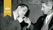 Der Bilderfälscher Lothar Malskat bekommt von seinem Anwalt Dr. Fin Rong eine Zigarette angezündet, 1955 © IMAGO / ZUMA/Keystone 