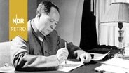Mao Zedong (1893-1976) schreibt Kalligraphie, um 1955. © Bridgeman Images 