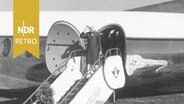 Jawarhalal Nehru winkt zum Abschied von der Gangway eines Flugzeuges auf dem Hamburger Flughafen (Juli 1956). © NDR Archiv Screenshot 