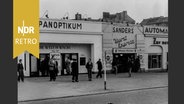 Das Wachsfigurenkabinett Panoptikum neben einem Würstchen-Imbiss auf der Reeperbahn, 1950er Jahre © IMAGO / United Archives 