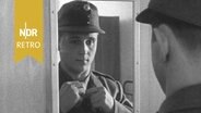 Erste Einberufung Wehrpflichtiger in Österreich, Rekrut probiert seine Uniform an, Oktober 1956. © NDR Archiv Screenshot 