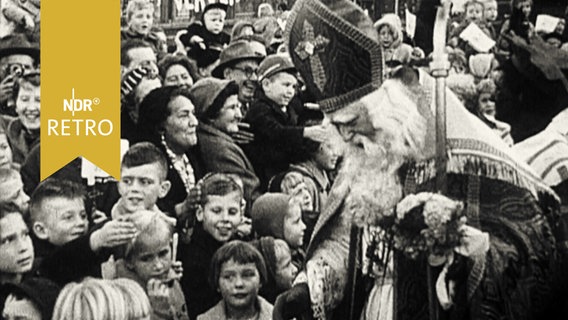 Sinterklaas 1963 in einer Kindermenge auf den Straßen von Amsterdam © NDR 