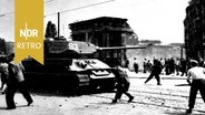 17. Juni 1953: Ost-Berlin: Menschen, werfen Steine gegen sowjetischen Panzer. © IMAGO / Photo12 