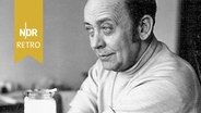 Stig Guldberg lächelt an einem Tisch beim Schreiben, ca. 1950er Jahre © Guldberg-Plan Dänemark 
