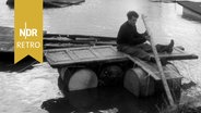 Mit Hilfe zusammengebastelter Notflöße suchen Menschen nach Überlebenden, 17.02.1962. © NDR Foto: Eckhard Dorn