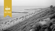 Der Weststrand bei Westerland mit Holzbuhnen und Strandkörben auf Sylt, 1961 © IMAGO / United Archives Foto: Erich Andres