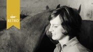 Anja Hagenbeck bei einem Pferd im Stall (1960)  