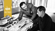Produzent Walt Disney, Regisseur Wilfred Jackson bei der Prüfung von Story-Skizzen für "Alice im Wunderland", 1951. © IMAGO / Everett Collection 