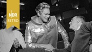 Staatsoper Hamburg Wieland Wagner mit Darstellern aus "Lohengrin", Dezember 1957. © NDR Archiv Screenshot 